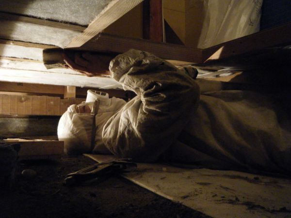 １階床下の断熱工事は大変です。すべて断熱材を寝転んで入れていっています。