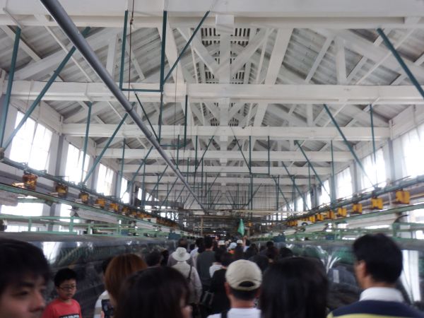 富岡製糸場　工場内部です。トラス構造の小屋組がズラリと並んでおります。