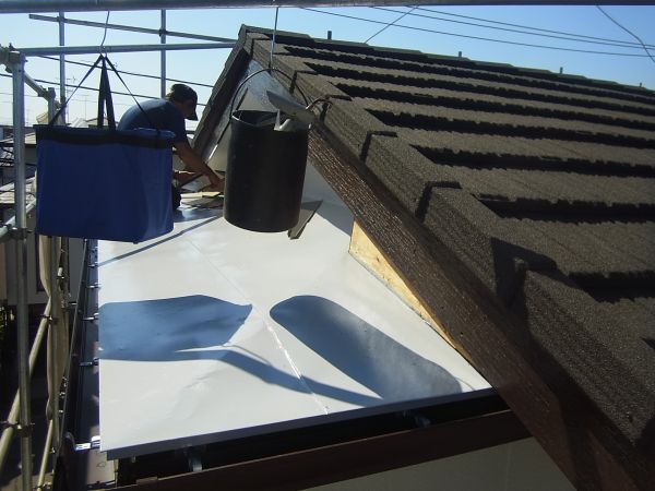 屋根も葺き替えました。瓦屋根は１㎡５０～６０kgあります。
その屋根をほぼ1/10の重さまで軽減して、地震時の家の負担を減らすためです。