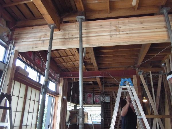 柱を取る・・・という作業はかなり慎重な検討を必要とします。一本の柱に屋根の荷重の大半がかかっているという場合もあります。構造計算をして、梁の大きさを決めて、行いました。